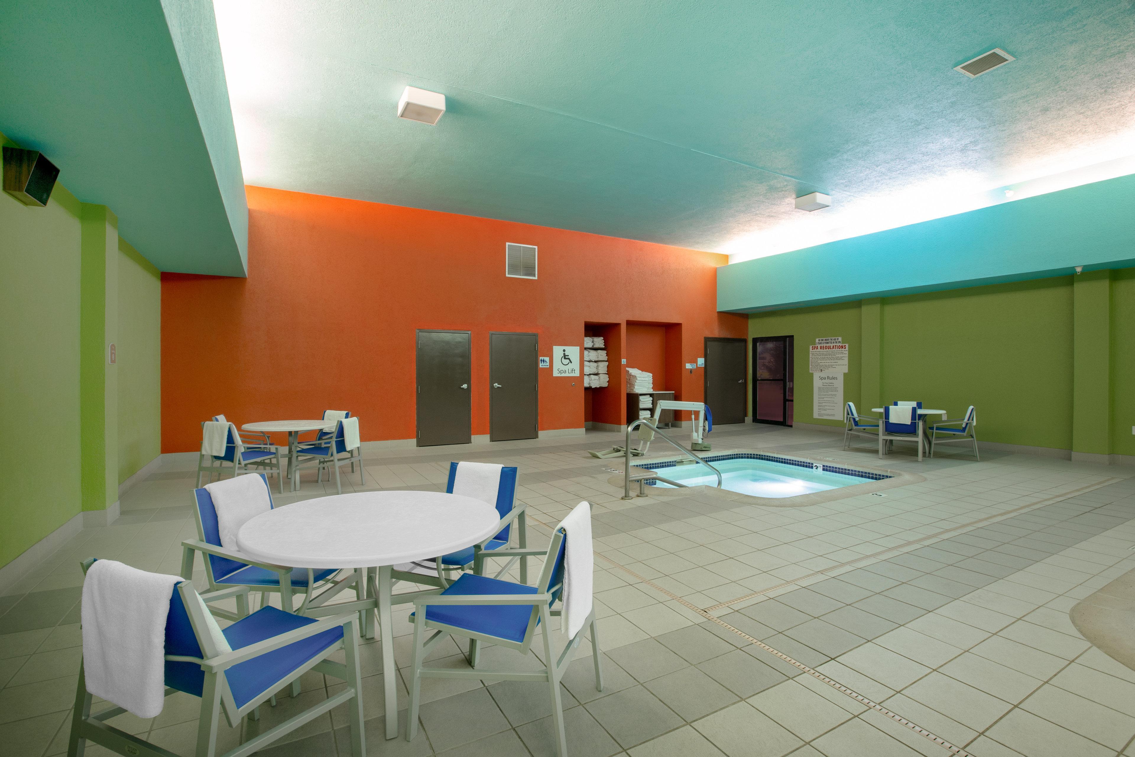 Holiday Inn Express Hotel & Suites Columbus By Ihg Exterior foto
