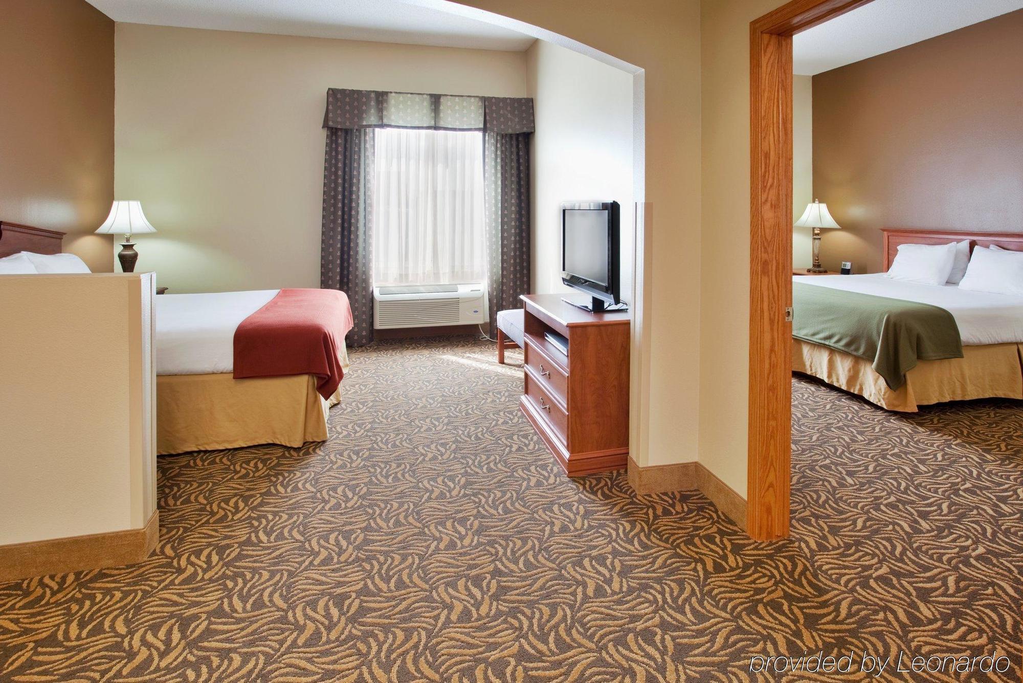Holiday Inn Express Hotel & Suites Columbus By Ihg Exterior foto